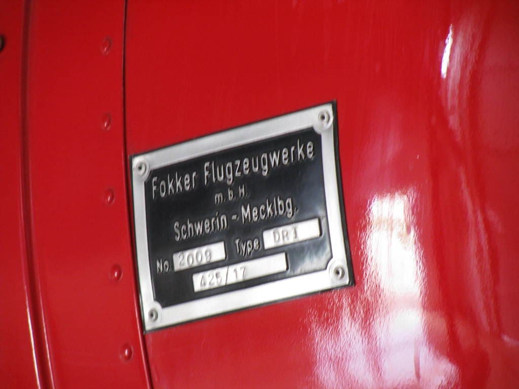 Табличка с наименованием фирмы изготовителя Fokker Flugzeugwerke m.b.h